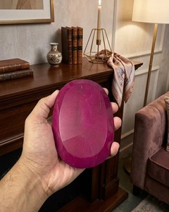 พลอยทับทิมสีแดงเข้มทรงรีเจียระไนแบบมรกต ขนาด 4000 กะรัต พลอยธรรมชาติเม็ดเดี่ยว ขัดเงา สีแดงเข้ม ขนาดใหญ่ - Product Image 2