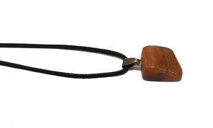 Collier pendentif en pierre d'aventurine rouge naturelle roulée avec cordon ciré noir - Bijou en pierre précieuse de guérison pour hommes et femmes - Product Image 5