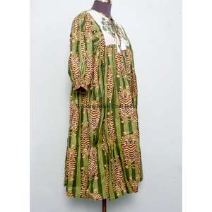 Robe longue imprimé tigre avec accent pompon pour femme, 100 % coton, style vintage évasé, pour événements formels, taille naturelle, écologique, vente en gros - Product Image 4