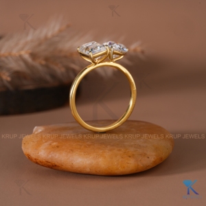 แหวนหมั้นเพชรทรงลูกแพร์และทรงมรกต เพชรเลี้ยงในห้องปฏิบัติการ ทองคำแท้สีเหลือง สองเม็ด เครื่องประดับเจ้าสาวคุณภาพสูง ขายส่ง - Product Image 3