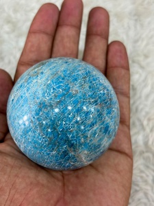 ทรงกลมอะพาไทต์สีน้ำเงิน โดดเด่นด้วยสีฟ้าแบบสีน้ำทะเล ขัดเงาเป็นรูปทรงกลม โปร่งแสง มีความลึก และมีความงามที่เป็นเอกลักษณ์ของแร่ธาตุ - Product Image 4
