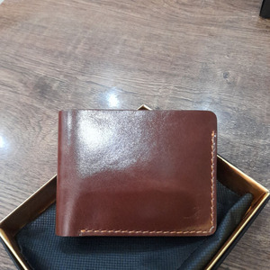 Portefeuille bifold en cuir marron fait main de qualité supérieure pour hommes, conçu avec des emplacements pour cartes et un compartiment pour billets, dans un style élégant et fin. - Product Image 1