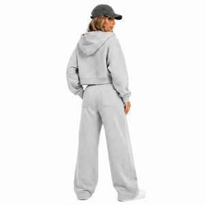 En forte demande : Ensemble de survêtement athleisure gris chiné pour femme, comprenant un sweat à capuche court zippé, un brassière de sport et un pantalon de survêtement à jambe large en molleton épais, avec logo personnalisé. - Product Image 3