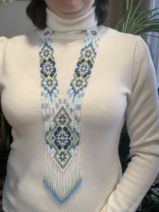 Collier artisanal en perles de rocaille brodé, fait main en Inde, bijoux de créateur haut de gamme pour femme, idéal pour les soirées, par HF Crafts - Product Image 1