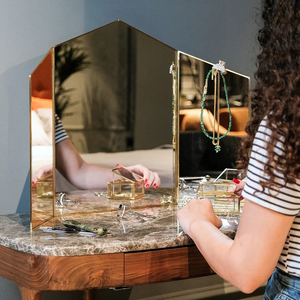 Miroir de maquillage décoratif de table au design unique, cadre transparent avec bordure argentée, pour la maison, le salon, à des fins décoratives. - Product Image 6