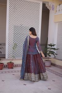 Lehenga Choli de red de diseño artesanal con conjunto de top, lehenga y dupatta para bodas, con bordado y lentejuelas, a precio mayorista. - Product Image 2