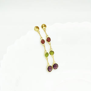 Vente en gros de boucles d'oreilles pendantes en or plaqué 18 carats avec plusieurs pierres précieuses rondes |   Boucles d'oreilles pendantes en pierres colorées |   Bijoux de mode - Product Image 2