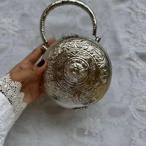 Bolso de mano artesanal God Grace Craft con acabado plateado, forma de bola metálica, patrón circular, logotipo personalizado, tamaño decorativo, grabado en relieve, para la noche - Product Image 6