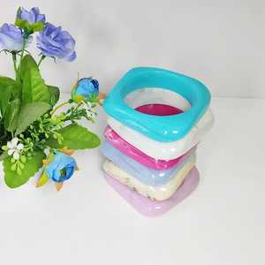 Bracelets en résine noire de qualité supérieure, audacieux et tendance, bijoux artisanaux colorés, vente en gros, créatifs pour femmes, pour les soirées - Product Image 6