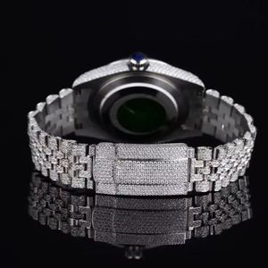 Reloj de pulsera de lujo con diamantes, esfera plateada con números romanos, bisel y brazalete con incrustaciones de piedras preciosas brillantes, elegante joya que marca el tiempo. - Product Image 5