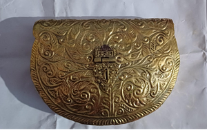 Des motifs floraux, enroulés et géométriques élaborés sont magnifiquement travaillés sur le devant, créant une pièce hautement décorative et artistique. - Product Image 6