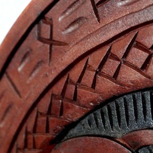Bouclier Viking en bois artisanal de forme ronde, design nordique, pour accessoires de costume et décoration murale - Product Image 4