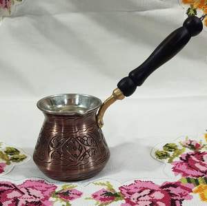 Cafetière turque traditionnelle avec gravure artistique en métal et longue poignée en bois, idéale pour une préparation authentique du café à la maison - Product Image 3