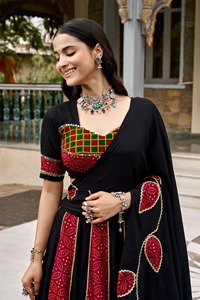 Colección Navaratri de Lehenga Choli con Diseño Étnico Tradicional Indio, Estampado Ajrakh, Rayón, para Mujer, Largo hasta el Suelo, para Bodas y Eventos - Product Image 5