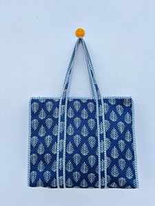 Bolsa de Mano de Algodón Azul de Diseño con Patrón de Hojas Blancas, Estilo Bohemio, Casual de Verano, con Cierre, para Compras y Viajes, para Mujer - Product Image 1