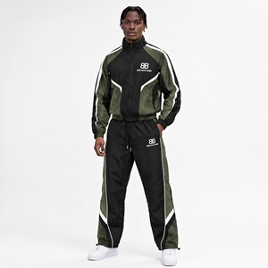 Ensemble survêtement homme vert olive et noir avec coupe-vent à panneaux incurvés et bordures blanches, pantalon de jogging, tenue streetwear 2 pièces, ensemble sportswear - Product Image 1