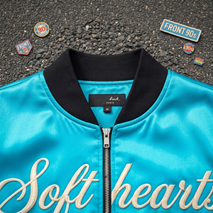 เสื้อแจ็คเก็ตซาตินปักลายแบบ OEM สำหรับผู้หญิง แฟชั่นสตรีท เสื้อแจ็คเก็ตผ้าซาตินซิป เสื้อแจ็คเก็ตวาร์ซิตี้ผ้าซาตินสำหรับผู้หญิง - Product Image 3