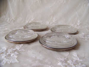 Ensemble élégant de 4 sous-verres ronds en métal parfaits pour les hôtels, les restaurants et la cuisine. - Product Image 3