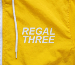 ชุดเซ็ตเสื้อแจ็คเก็ตมีฮู้ดสีเหลือง Regal Three พร้อมกางเกงขาสั้นกันฝน แบบ OEM แขนยาว ซิปหน้า ชุดกันลมสำหรับฤดูร้อน สำหรับผู้ชาย - Product Image 6