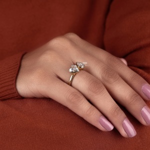Anillo de compromiso Toi Et Moi de oro de 14K con diamante en forma de corazón y pera, engaste de bisel, 3.25 TCW, certificado IGI, joyería nupcial minimalista, venta al por mayor, personalizado - Product Image 2