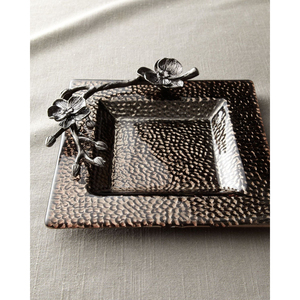 Plateau de service rectangulaire en métal de qualité supérieure, couleur noire texturée martelée, avec motifs floraux et bourgeons, pour aliments - Product Image 1