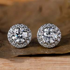 Boucles d'oreilles fleur en diamant de laboratoire VVS à halo, très prisées, pour femmes, idéales pour les fêtes et occasions spéciales, disponibles à la vente - Product Image 1