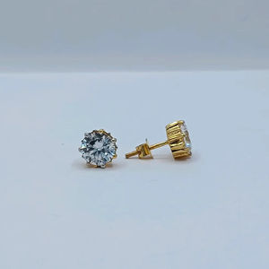 Élégantes boucles d'oreilles clous en or 22 carats avec cristal rond, design solitaire raffiné, bijoux pour femme, pour le quotidien et les soirées - Product Image 1