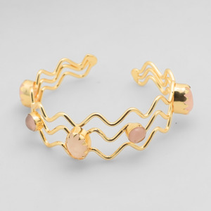Bracelet moderne ondulé en laiton plaqué or 18 carats avec pierres précieuses en quartz rose naturel |   Manchette ouverte réglable |   Robe de soirée classique élégante pour femmes - Product Image 4