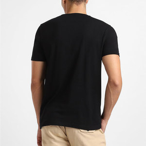 T-shirt léger pour homme à texture douce, idéal pour la mode estivale et le confort quotidien - Product Image 2