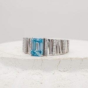 Anillo de Diamantes Azul Esmeralda en Oro Blanco con Banda Ancha y Diamantes Pavé Laterales, Anillo de Compromiso de Lujo para Mujer - Product Image 3