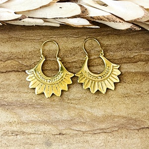 Pendientes Boho de Diseño Único, Joyería Tribal de Latón para Mujer, Bañados en Oro de 18k, Aros Florales Colgantes, Flor de Sol Étnica, Venta al por Mayor/OEM/ODM - Product Image 1