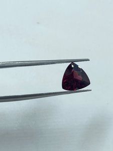 Piedra de granate rohdolita natural de alta calidad, gema suelta con corte triangular de 2.17 quilates para la fabricación de joyas. - Product Image 2
