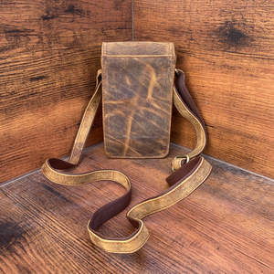 Bolso de teléfono cruzado de cuero de vaca personalizado pequeño y práctico con forro de nailon de grano completo cierre de botón bolsos con logotipo personalizado - Product Image 5