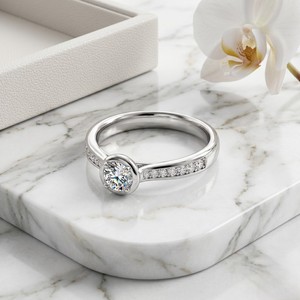 Anillo Solitario Redondo de 0.55CTW - Canal de Media Biselatura - Product Image 3