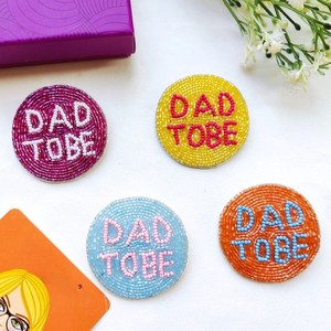 Broches en cristal plaqué argent pour enfants, motif lettres perlées colorées, accessoires de mode, cadeau pour papa - Product Image 1