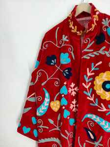 Kimono largo rojo de terciopelo Suzani bordado a mano, abrigo cálido de invierno para mujer, abrigo de algodón Suzani, chaqueta bordada a mano. - Product Image 4