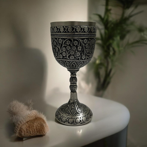 Gobelet ornemental finition argentée avec gravure florale noircie, motif héritage complexe, calice à pied pour un cadeau élégant - Product Image 1