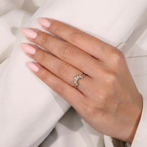 Anillo de Boda Curvo de Oro de 10K con Diamante de Laboratorio de Corte Marquesa de 0.46CT E VVS2, Anillo Apilable Nupcial con Tiara y Corona Chevron - Product Image 4