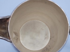 Pichet en acier inoxydable de haute qualité, finition argentée classique, idéal pour servir de l'eau, du jus et des boissons, fabriqué à la main en Inde. - Product Image 6