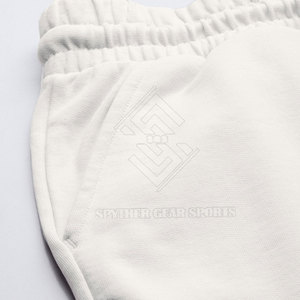 Shorts en molleton pour homme avec logo personnalisé - Shorts décontractés unis à taille mi-haute, écologiques, à séchage rapide, respirants et de haute qualité - Product Image 4