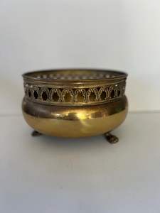 Jardinière en métal classique pour la décoration traditionnelle de la maison et du jardin, au style intemporel et au corps robuste - Product Image 5