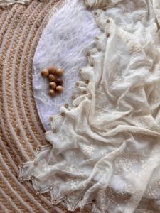 Sari de seda georgette pura con bordado de hilo de viscosa y ribete hecho a mano con una hermosa blusa de seda cruda. - Product Image 5