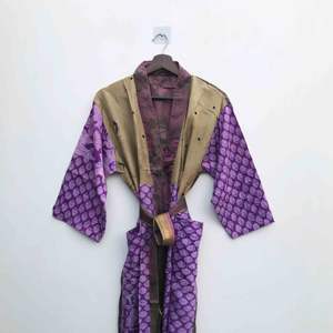 Túnica de seda patchwork de moda para dama de honor, estilo kimono, de sari de seda reciclada, tipo batas y chaquetas, de lujo, larga, con logo frontal, cuello en V y cordón ajustable - Product Image 1