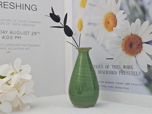 แจกันเซรามิคทรงกระบอกลายริ้วเคลือบสีเขียวเข้ม ดีไซน์เพรียวบาง เหมาะสำหรับตกแต่งบ้านสไตล์ร่วมสมัยและจัดดอกไม้ - Product Image 4