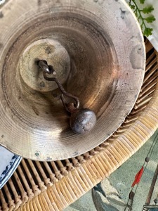 Campana de mano de latón increíble con mango de madera para control en el aula, entrenamiento físico y anuncios diarios, campana de mano de latón con sonido claro - Product Image 3