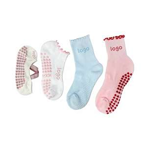 Calcetines de yoga antideslizantes con logo jacquard personalizado, calcetines de pilates con agarre de silicona, MOQ bajo, calcetines deportivos de punto grueso hasta el tobillo. - Product Image 1