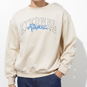 Sudadera con estampado tipográfico en beige, marrón y azul, con cuello redondo, mangas largas, estilo pullover y dobladillo acanalado. Hecho en Bangladesh. - Product Image 1