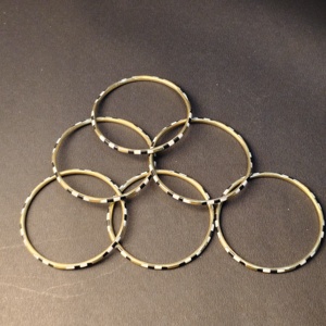 Juego de 6 Brazaletes Apilables de Latón Fino con Patrón a Cuadros de Esmalte Blanco y Negro - Joyería de Muñeca Metálica con Diseño Gráfico Moderno - Product Image 3