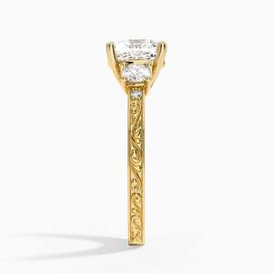 Bague de fiançailles en moissanite taille coussin en or blanc avec pierres latérales ornées - Product Image 2