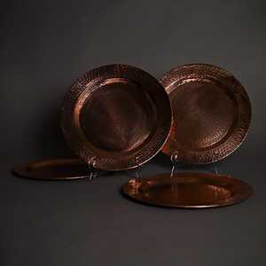 Assiette de présentation artisanale en cuivre martelé, forme ronde, pour la cuisine, l'hôtellerie et les mariages - Product Image 2